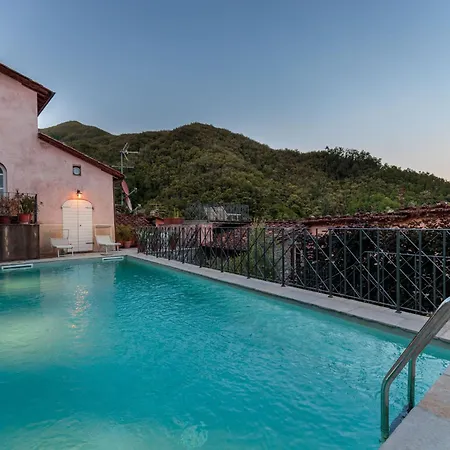 With Infinity Swimming Pool Villa Pescaglia